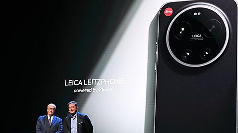 Nach der Pr&auml;sentation bekamen Leica-Chef Matthias Harsch (rechts) und der Aufsichtsratsvorsitzende Andreas Kaufmann viel Applaus.