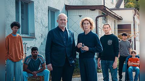 "Tatort: Gegen die Zeit": Moritz Eisner (l.) und Bibi Fellner Adele Neuhauser ermitteln in der Wohngemeinschaft "Sonnenhof".