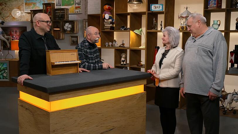 Krystyna und Roland erhofften für ein bespielbares Spielzeug-Klavier 70 Euro. Krystyna und Roland erhofften für ein bespielbares Spielzeug-Klavier 70 Euro.