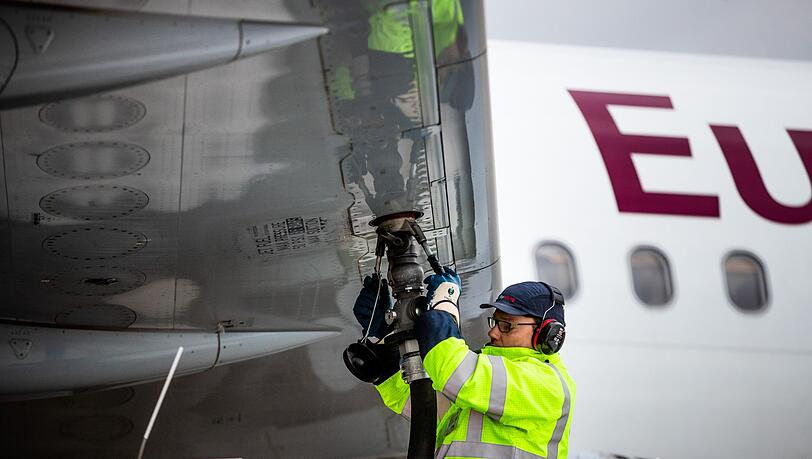 Das Luftfahrtbundesamt soll künftig überwachen, dass dem Flugbenzin ausreichend nachhaltige Kraftstoffe beigemischt werden. Das Luftfahrtbundesamt soll künftig überwachen, dass dem Flugbenzin ausreichend nachhaltige Kraftstoffe beigemischt werden.