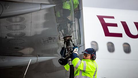 Das Luftfahrtbundesamt soll k&uuml;nftig &uuml;berwachen, dass dem Flugbenzin ausreichend nachhaltige Kraftstoffe beigemischt werden.