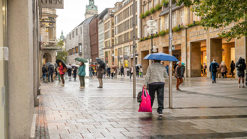 Blick in die Kaufingerstraße. Sie leidet besonders am westlichen Ende Richtung Stachus unter einem großen Rückgang der Passantenfrequenz. Grund dafür sind wohl die Benko-Ruinen, sagen Experten wie der Chef des Immobilienverbandes IVD, Stephan Kippes. Blick in die Kaufingerstraße. Sie leidet besonders am westlichen Ende Richtung Stachus unter einem großen Rückgang der Passantenfrequenz. Grund dafür sind wohl die Benko-Ruinen, sagen Experten wie der Chef des Immobilienverbandes IVD, Stephan Kippes.
