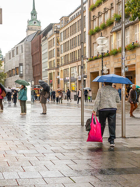 Blick in die Kaufingerstra&szlig;e. Sie leidet besonders am westlichen Ende Richtung Stachus unter einem gro&szlig;en R&uuml;ckgang der Passantenfrequenz. Grund daf&uuml;r sind wohl die Benko-Ruinen, sagen Experten wie der Chef des Immobilienverbandes IVD, Stephan Kippes.