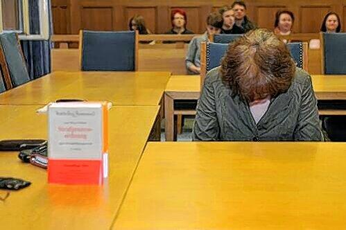 Die Angeklagte Margit G. (47) wäre vor Gericht fast im Boden versunken. Sie schämt sich inzwischen für ihre Tat.
