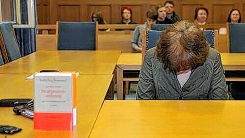 Die Angeklagte Margit G. (47) wäre vor Gericht fast im Boden versunken. Sie schämt sich inzwischen für ihre Tat. Die Angeklagte Margit G. (47) wäre vor Gericht fast im Boden versunken. Sie schämt sich inzwischen für ihre Tat.