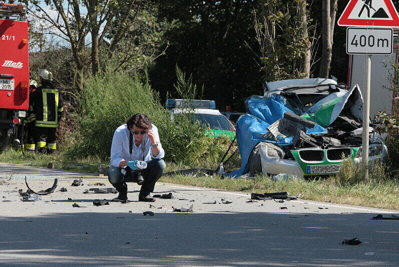 Polizeiwagen kracht in Betonmischer - Die Bilder vom schrecklichen Unfall