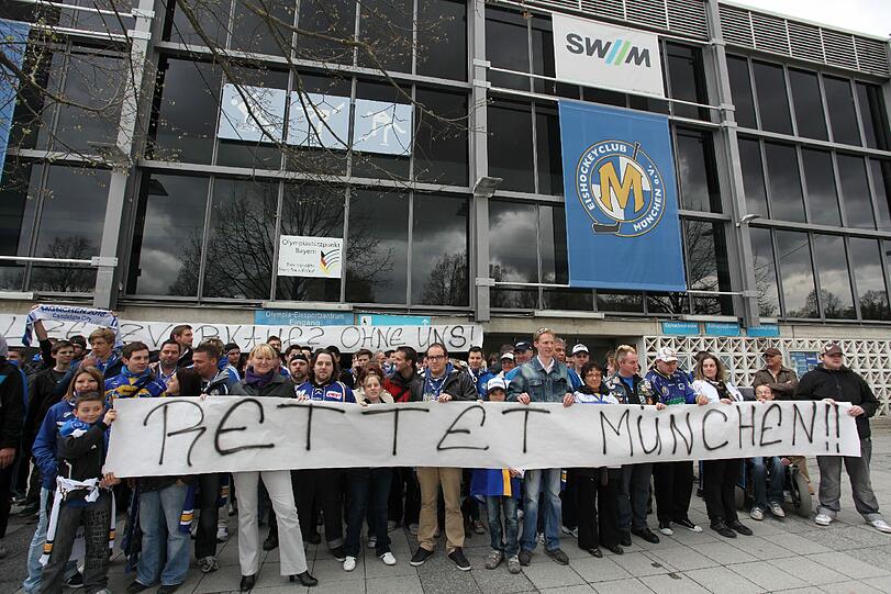 "Rettet München", "Kämpft um unser Leben" und "Der EHC sind nur wir": Das steht auf den Bannern der Fans des EHC. Vor der Olympia-Eishalle demonstrieren sie gegen das Aus des Münchner Eishockey-Vereins.