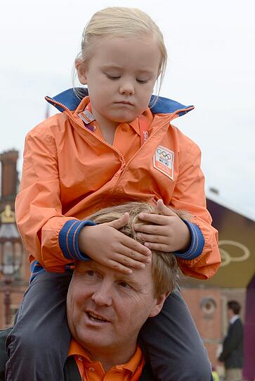 Der niederländische Prinz Willem Alexander von Oranje- Nassau trägt hingegen seine kleine Tochter Prinzessin Ariane lässig auf den Schultern.