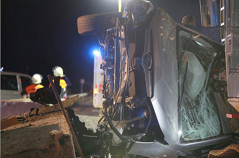 Nach der Flugeinlage landete das Fahrzeug in einem Bagger. Die drei Insassen konnten sich selbst aus dem Auto befreien.