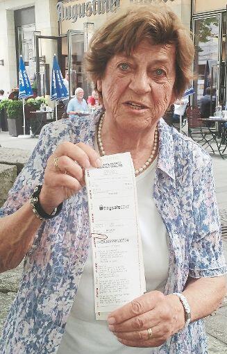 Gertrud Zick zeigt die Belege für die Paysafe-Gutscheine, die sie im Auftrag der Bande gekauft hat.