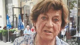 Gertrud Zick zeigt die Belege für die Paysafe-Gutscheine, die sie im Auftrag der Bande gekauft hat. Gertrud Zick zeigt die Belege für die Paysafe-Gutscheine, die sie im Auftrag der Bande gekauft hat.