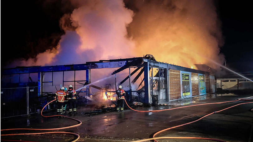 Der Supermarkt ist ausgebrannt, der Sachschaden enorm. Die Bilder vom Feuerwehreinsatz in Kirchdorf am Inn.