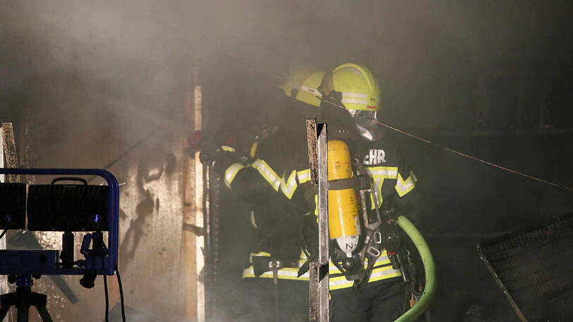 Die Bilder vom großen Feuerwehreinsatz in Waldkraiburg. Das Obstgeschäft brannte komplett aus, der Sachschaden ist enorm.