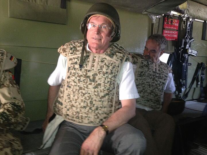 Johannes Singhammer in einer Bundeswehrmaschine auf dem Flug nach Afghanistan.