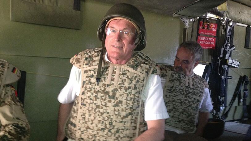 Johannes Singhammer in einer Bundeswehrmaschine auf dem Flug nach Afghanistan.