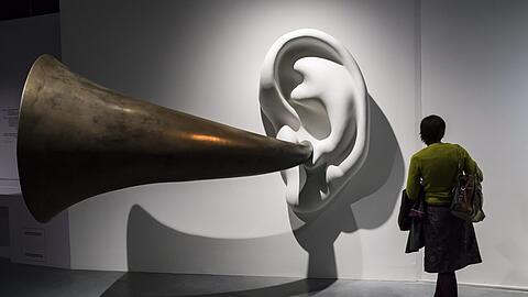 John Baldessaris Skulptur: &bdquo;Beethoven&rsquo;s Trumpet (with ear), opus 13&ldquo; spielt auf die Schwerhörigkeit des Komponisten an.