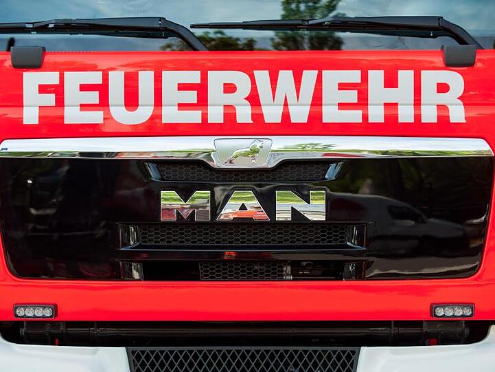 Ein Blick auf die Front eines Einsatzfahrzeugs der Feuerwehr. Foto: Hauke-Christian Dittrich/Archivbild