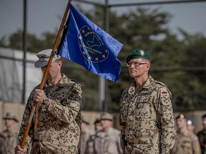 Das Archivbild zeigt Bundeswehrangehörige in Bamako im Jahr 2018 bei der Kommandoübernahme der EU-Mission.
