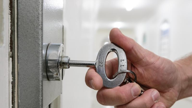 Ein Justizvollzugsbeamter mit einem Schlüssel an der Tür in einer Justizvollzugsanstalt. Foto: Markus Scholz/Archiv Ein Justizvollzugsbeamter mit einem Schlüssel an der Tür in einer Justizvollzugsanstalt. Foto: Markus Scholz/Archiv