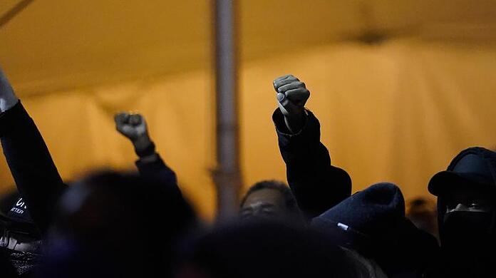 Zuhörer heben am Tag der US-Präsidentschaftswahl während einer Wahlveranstaltung in Brooklyn die Fäuste in die Höhe. Zuhörer heben am Tag der US-Präsidentschaftswahl während einer Wahlveranstaltung in Brooklyn die Fäuste in die Höhe.