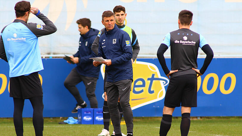 Kann jetzt leichter mit der Tabelle rechnen: Löwen-Trainer Michael Köllner (m) beim Training mit seinen Spielern. (Archivbild)