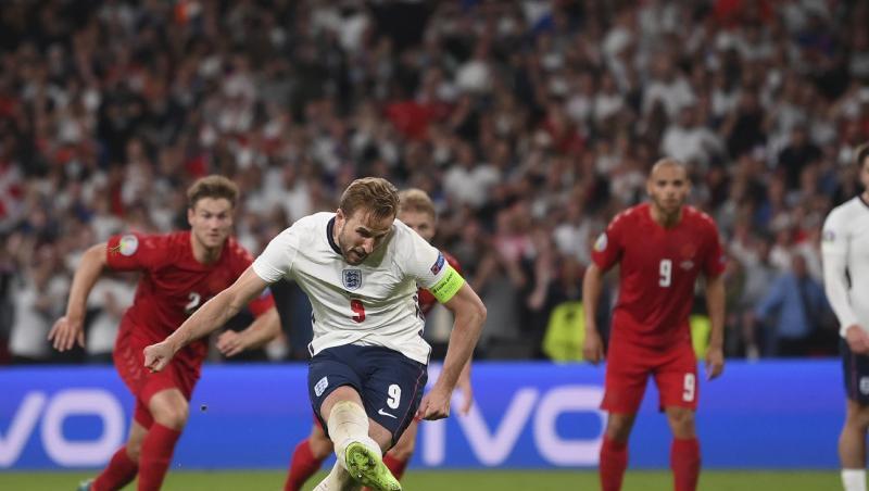 Englands Harry Kane tritt zum Elfmeter an - erst der Nachschuss landete im Tor. Englands Harry Kane tritt zum Elfmeter an - erst der Nachschuss landete im Tor.