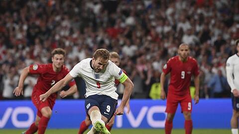 Englands Harry Kane tritt zum Elfmeter an - erst der Nachschuss landete im Tor.