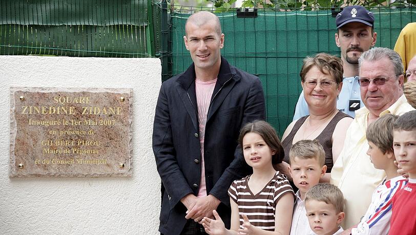 Zurück zu den Anfängen: Das Dorf Pegomas ehrt den Fußball-Star, der dort 1987 gelebt hat, mit dem Zinedine-Zidane-Platz. Zu seiner Rechten Mitglieder der Familie Elineau, bei denen er damals gewohnt hat.