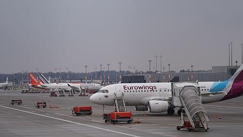 Am Airport Hamburg kann es wegen eines Kerosin-Lieferengpasses zu Verspätungen und Flugausfällen kommen. (Archivbild)