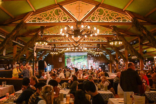 Das Volkss&auml;ngerzelt Sch&uuml;tzenlisl auf der Oidn Wiesn soll in diesem Jahr neue Wirte bekommen.