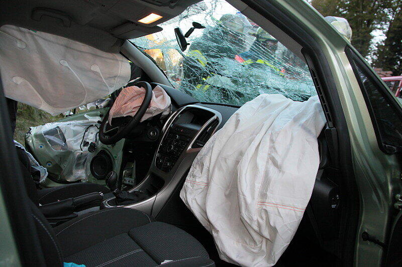 Im Landkreis Mühldorf wurden am späten Montagnachmittag zwei Personen bei einem schweren Verkehrsunfall verletzt.