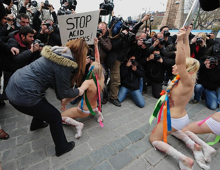 Sie haben es wieder getan - diesmal in der Türkei: In Istanbul hat die ukrainische Aktivisten-Gruppe Femen erneut nackt protestiert, um auf die häusliche Gewalt gegen Frauen aufmerksam zu machen - die Bilder.
