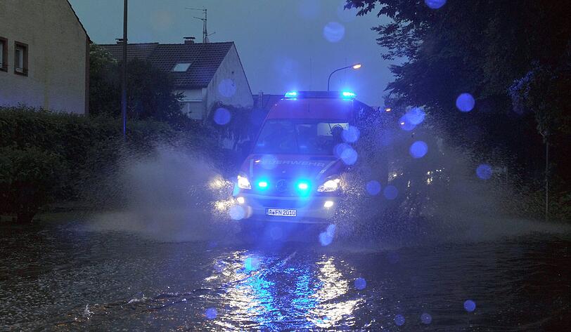 Überflutete Straßen, abgebrochene Äste: Nach der Hitze-Welle hat ein starkes Unwetter in Bayern die Einsatzkräfte in Atem gehalten. Hier aktuelle Bilder aus Augsburg