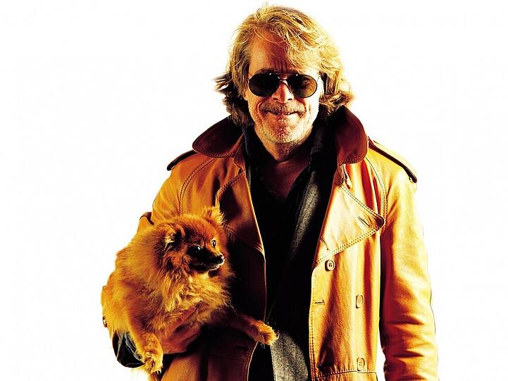 Ermittler mit Hund auf dem Arm: Helge als 00 Schneider