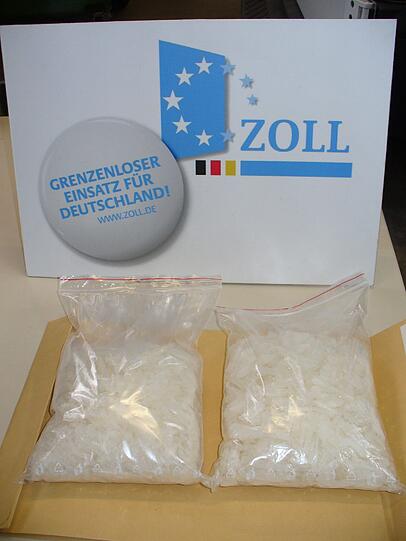 Zwei Tüten mit rund einem Kilogramm Crystal Meth fanden die Fahnder unter dem Beifahrersitz des Lieferwagens.