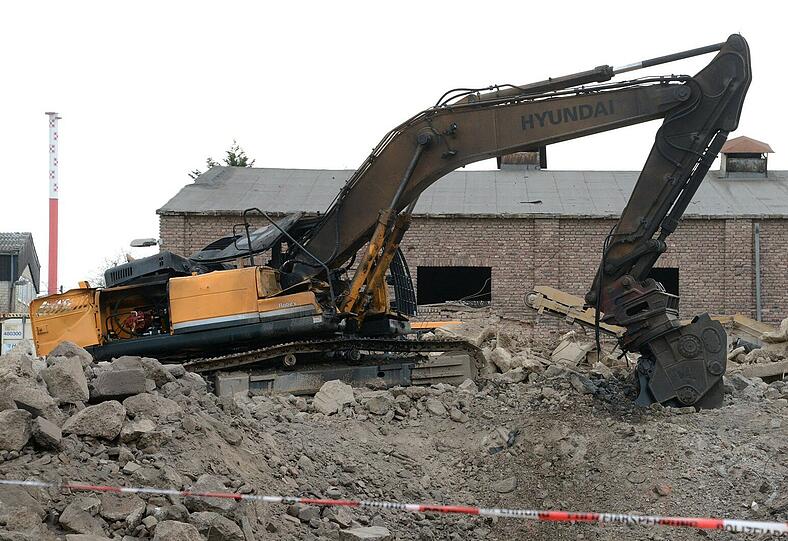 Ein teilweise zerstörter Bagger steht in Euskirchen (Nordrhein-Westfalen). Bei Baggerarbeiten in einem Industriegebiet von Euskirchen bei Bonn ist am Freitag eine Bombe explodiert.