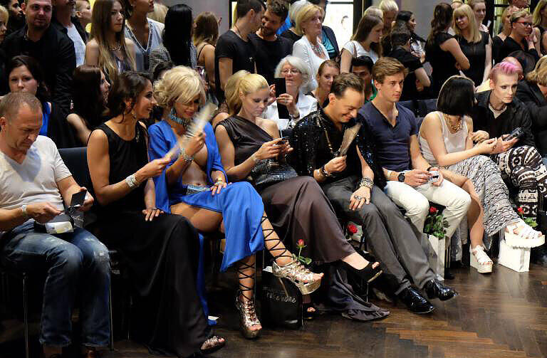 Fashion-Week: Micaela Schäfer mal wieder halb-nackt