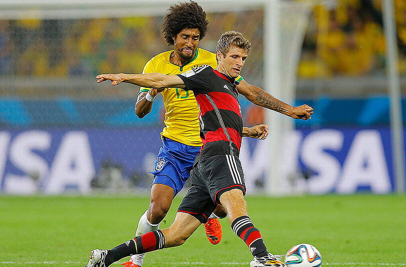 Kollegen beim FC Bayern, bald auch beide deutsche Staatsbürger: der Brasilianer Dante und Thomas Müller.