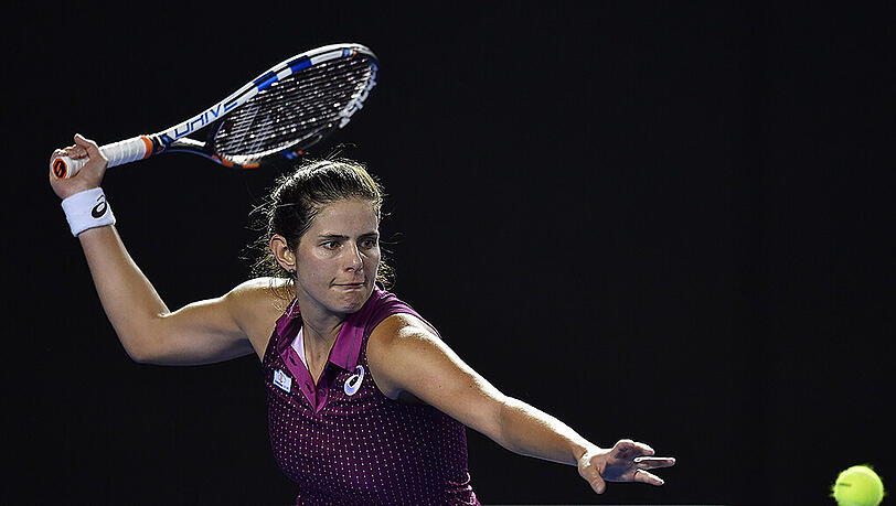 Konzentration beim Return: Julia Görges Konzentration beim Return: Julia Görges
