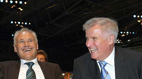 Der Streit um das Vorgehen bei der dritten Startbahn zwischen Erwin Huber (l.) und Horst Seehofer wird offen ausgetragen. (Archivbild)