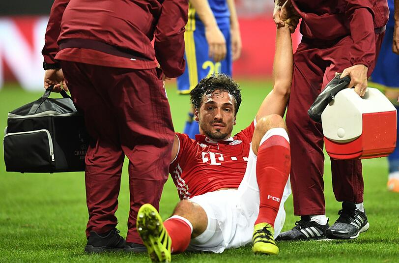 Hummels ist nach dem Foul noch völlig benommen, muss Anfang der zweiten Halbzeit sogar ausgewechselt werden.