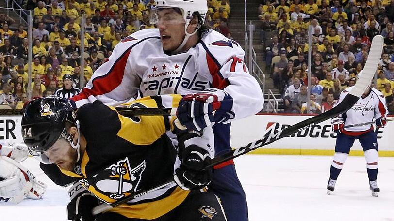 Tom Kühnhackl von den Pittsburgh Penguins (34, vorn) im Zweikampf mit T.J. Oshie (77) von den Washington Capitals.
