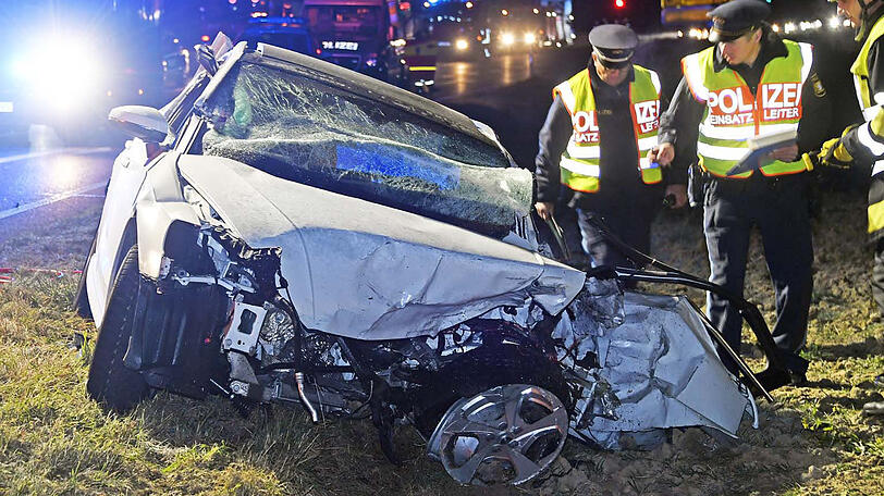 Schwerer Unfall auf der B471 bei Garching - zwei Menschen sterben. Die Bilder von der Unfallstelle.