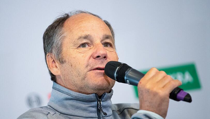 Benzin im Blut: Gerhard Berger spricht sich als DTM-Chef im AZ-Interview klar gegen eine voll-elektrische Zukunft im Motorsport aus. Benzin im Blut: Gerhard Berger spricht sich als DTM-Chef im AZ-Interview klar gegen eine voll-elektrische Zukunft im Motorsport aus.