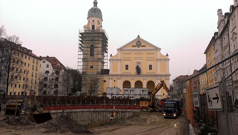 Auf dem Josephsplatz in der Maxvorstadt steht kein Baum mehr - stattdessen: Ein riesiges Loch...