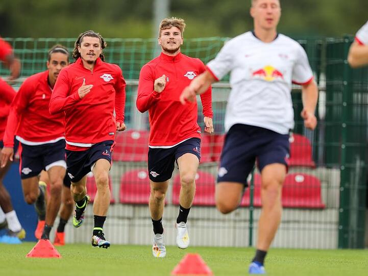 Die Zukunft von Timo Werner (2.v.r.) bei RB Leipzig ist weiter offen.