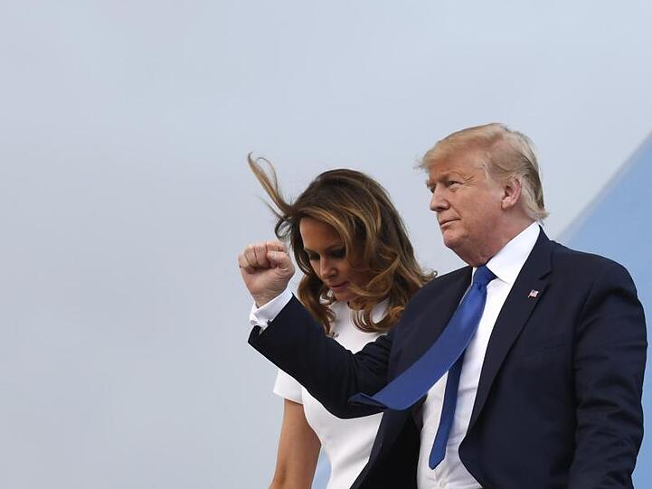 Auf dem Weg nach Florida: Donald Trump neben seiner Frau Melania in Kämpferpose.