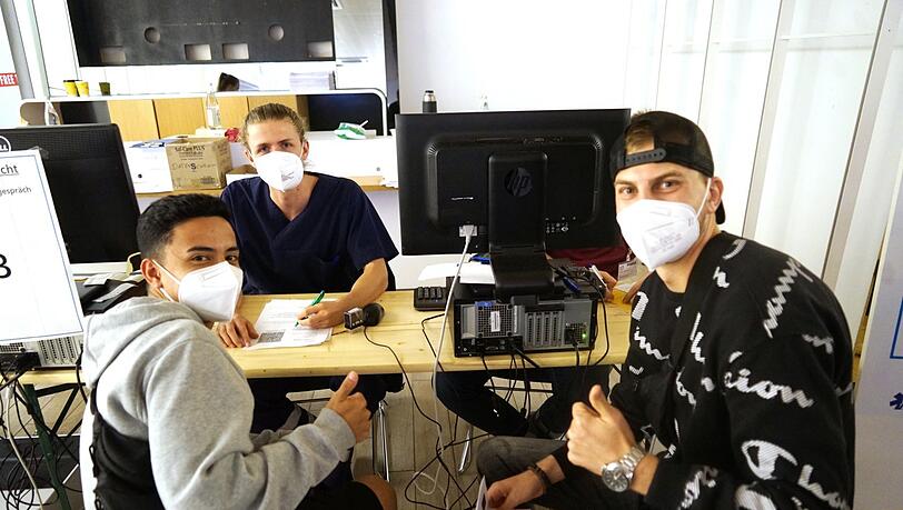 Ibrahim Dahbour (21, rechts) möchte im September eine Ausbildung als Masseur starten, dafür hat er die Angst vor Nebenwirkungen überwunden. Ibrahim Dahbour (21, rechts) möchte im September eine Ausbildung als Masseur starten, dafür hat er die Angst vor Nebenwirkungen überwunden.