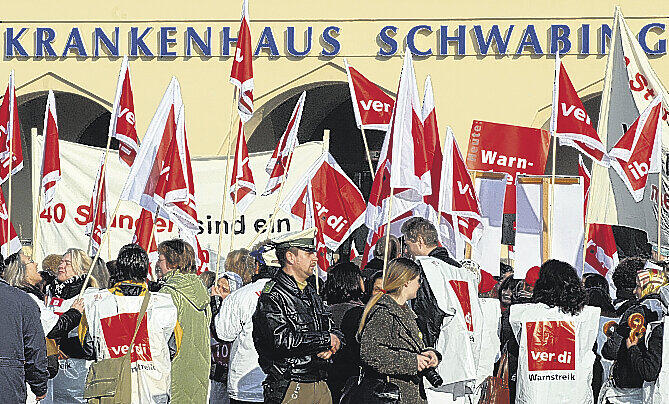 Auch vor dem Schwabinger Krankenhaus demonstrierten Mitarbeiter der städtischen Kliniken für höhere Löhne. Foto: Ronald Zimmermann