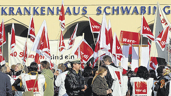 Auch vor dem Schwabinger Krankenhaus demonstrierten Mitarbeiter der städtischen Kliniken für höhere Löhne. Foto: Ronald Zimmermann Auch vor dem Schwabinger Krankenhaus demonstrierten Mitarbeiter der städtischen Kliniken für höhere Löhne. Foto: Ronald Zimmermann